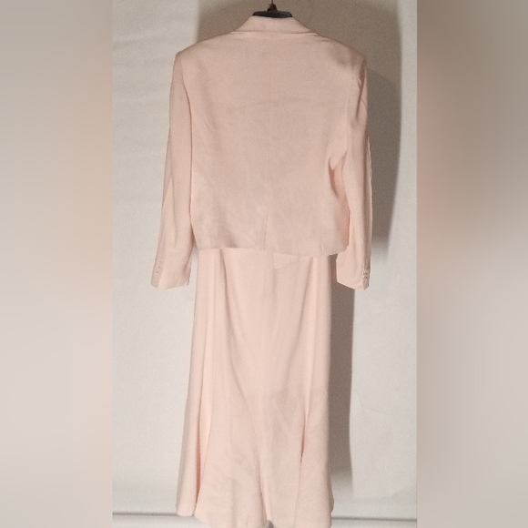 Elegant Pink Women's Skirt Suit - Picture 2 of 4
